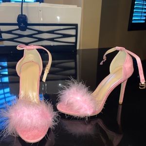 $30 Brand new pink feather heels💗